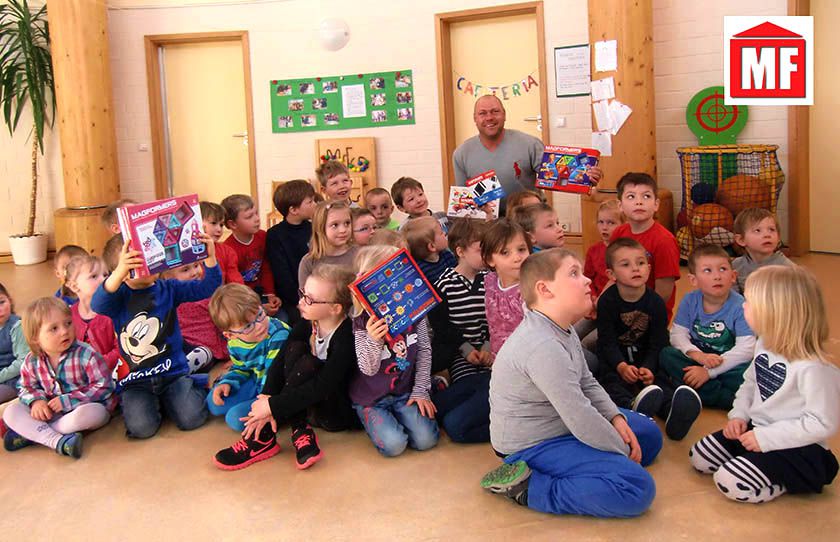 Das Bauunternehmen Marco Friedrich GmbH übergibt eine Spielzeugspende im Wert von 200 € an die Kindertagesstätte Wahrburg